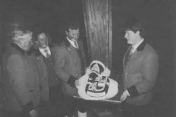 Die Registerkollegen überreichen ihrem Kollegen eine Tenorhorn Torte