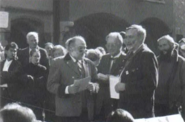 Präsident des Tiroler Verbandes EU Kommissar Dr. Franz Fischler und Landesobmann Dr. Herbert Ebenbichler im Gespräch mit Kpm. Gerhard Leeb