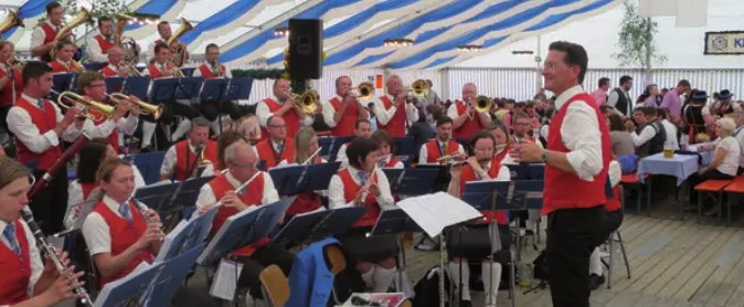 Frühschoppen im großen Festzelt