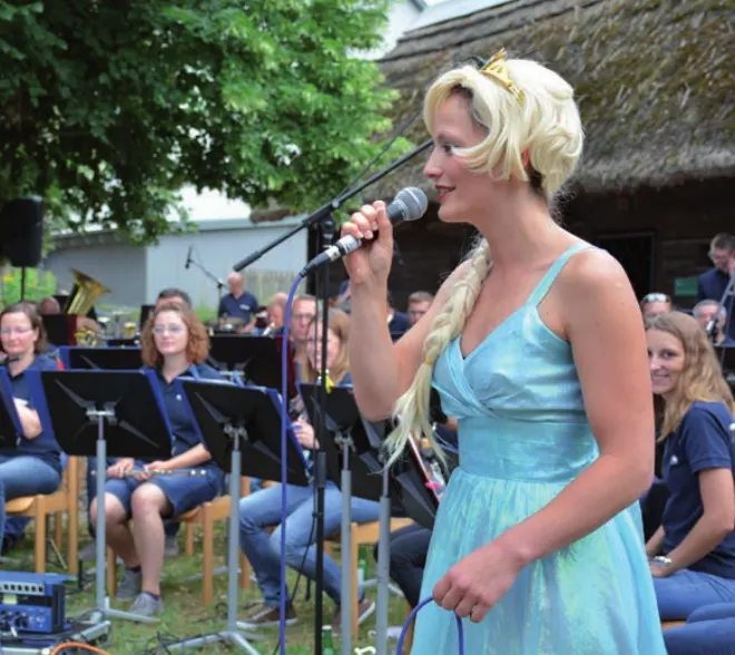 Julia Lehner als Eisprinzessin Elsa