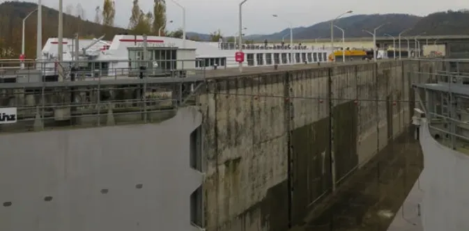 Schleuse beim Donaukraftwerk Ybbs Persenbeug