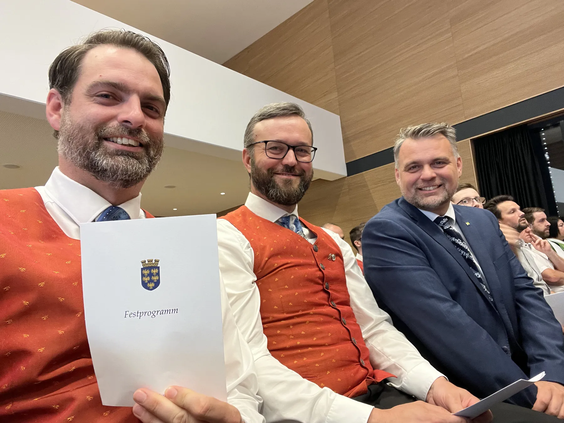 Mit dem Festprogramm, Obmann David Michlmayr, Stabführer Thomas Michlmayr und Bürgermeister Lukas Michlmayr
