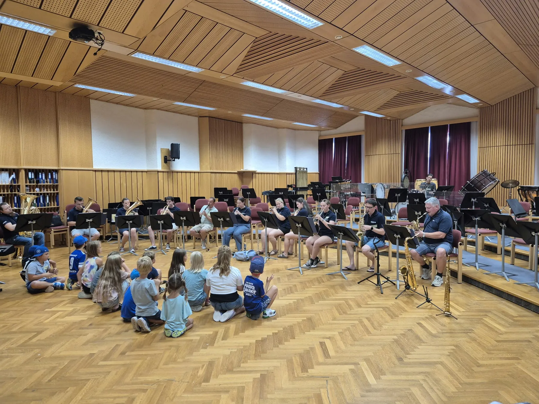 Im Probensaal werden die Instrumente vorgestellt