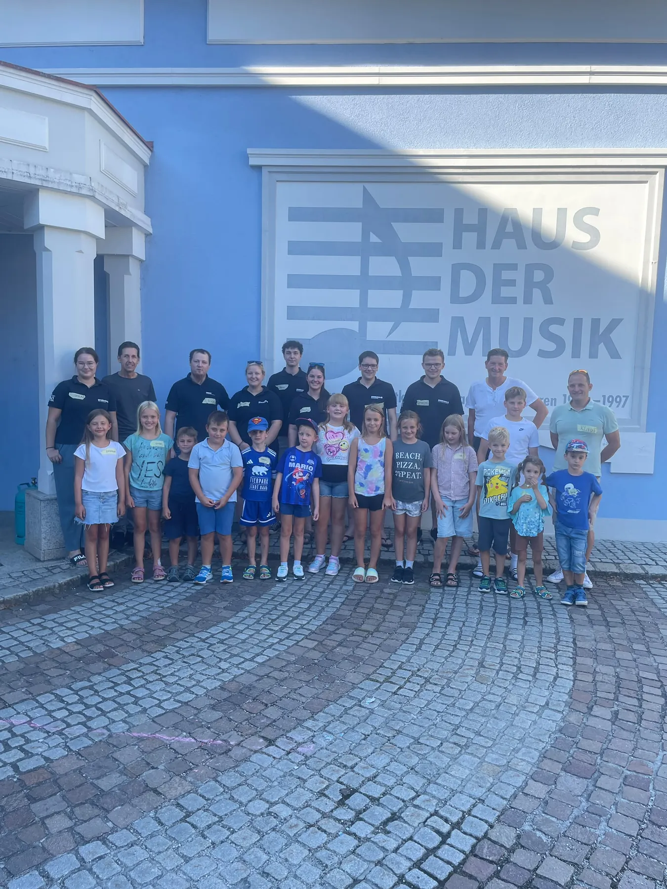 Gruppenfoto vor dem Haus der Musik