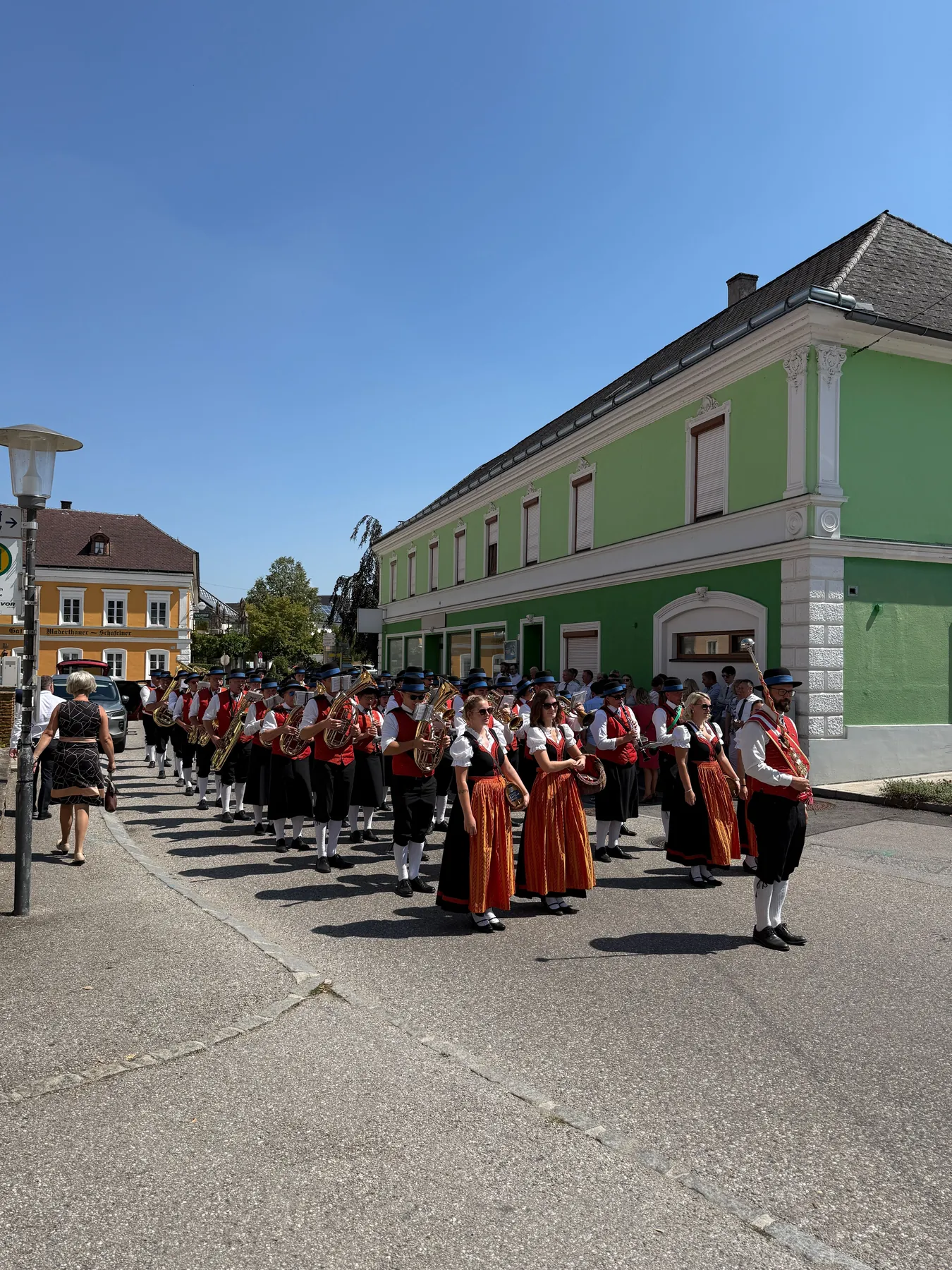Im Marsch durch Weistrach zur Kirche