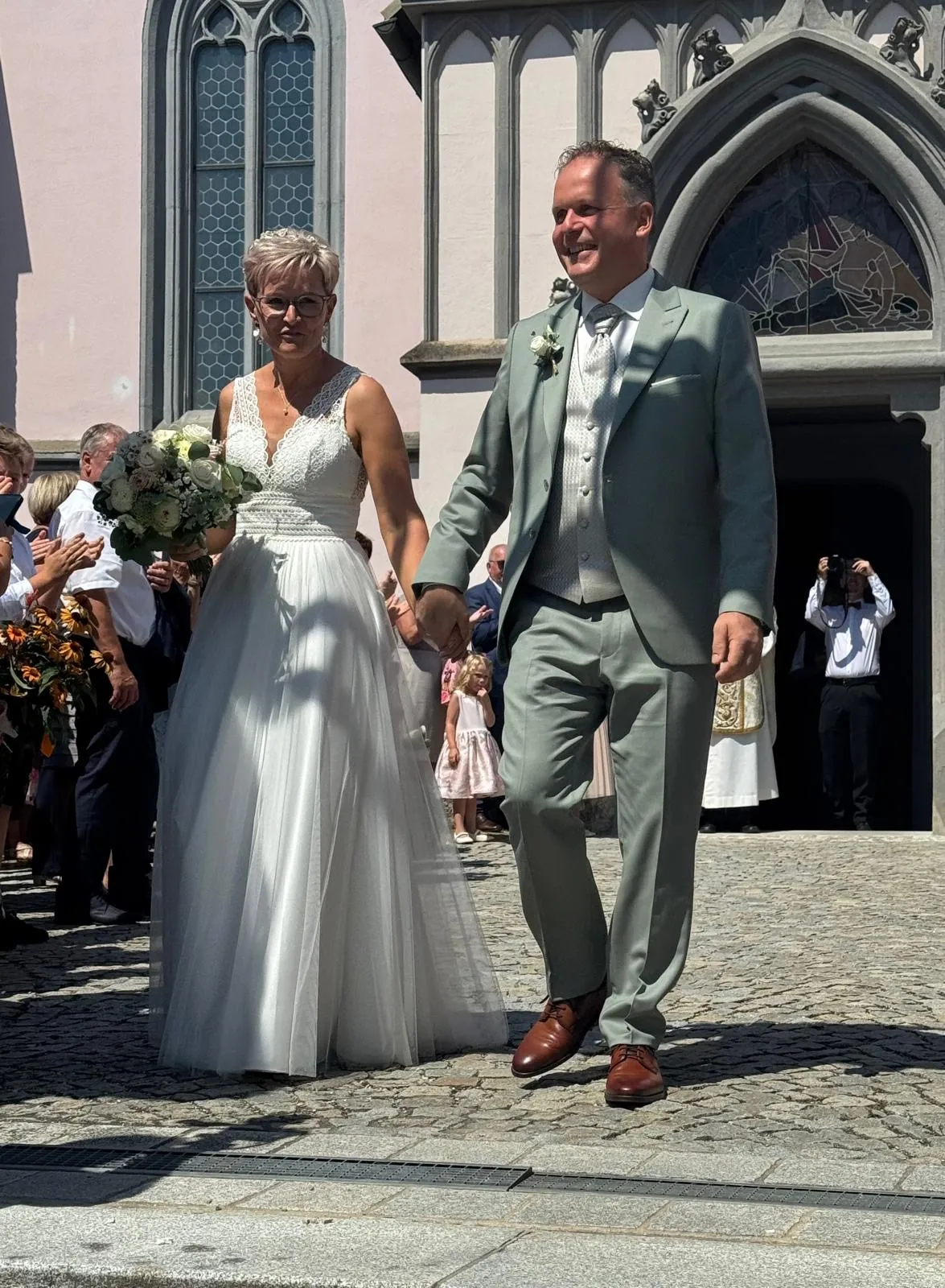 Franz und Martina nach der Trauung vor der Kirche