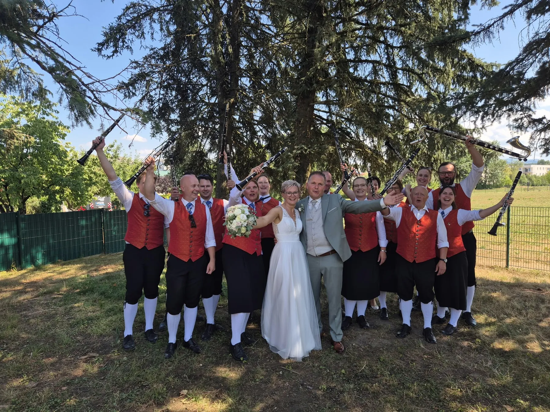 Die Klarinettenkollegen von Franz mit dem Brautpaar