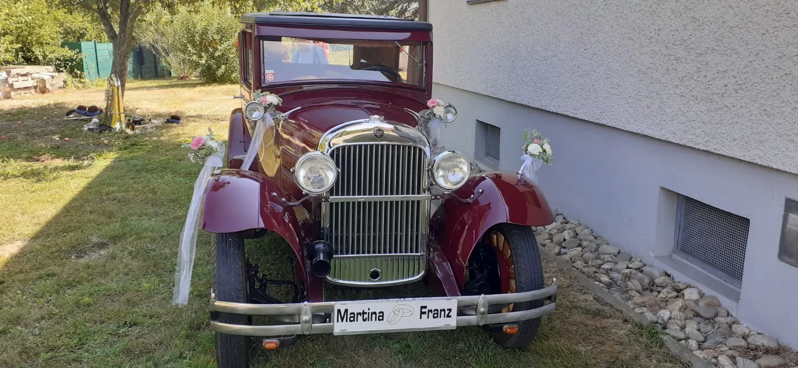 Der Oldtimer des Brautpaares