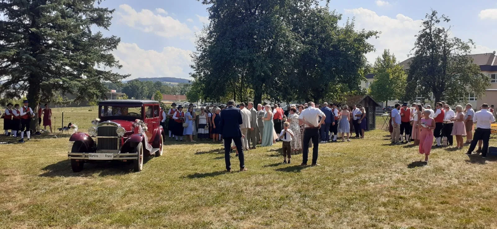 Agape im Garten, ganz links der Oldtimer