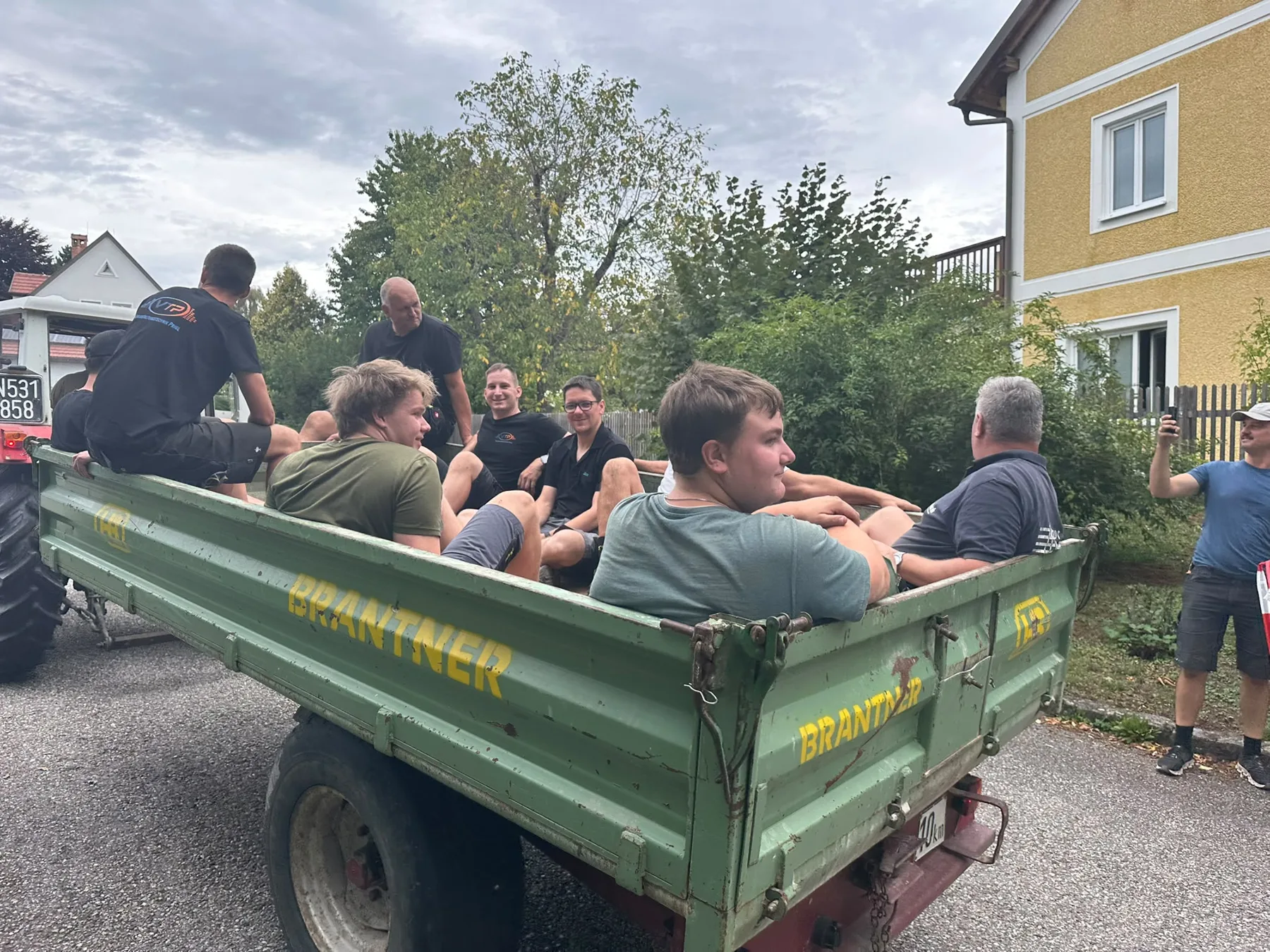 Mit dem Traktor vom Haus der Musik zum Aufbau