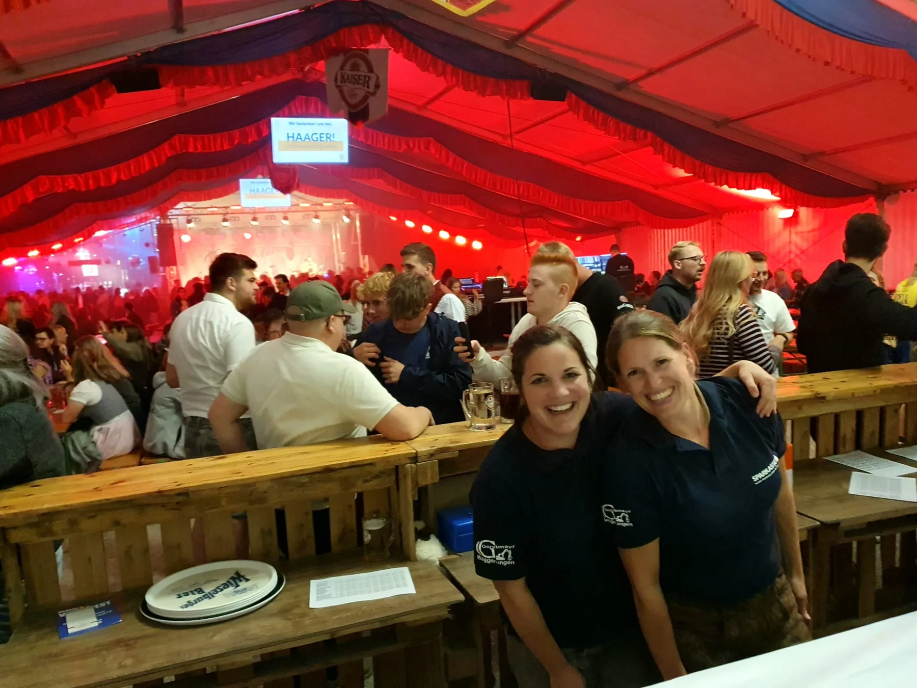 Volles Zelt am Freitagabend