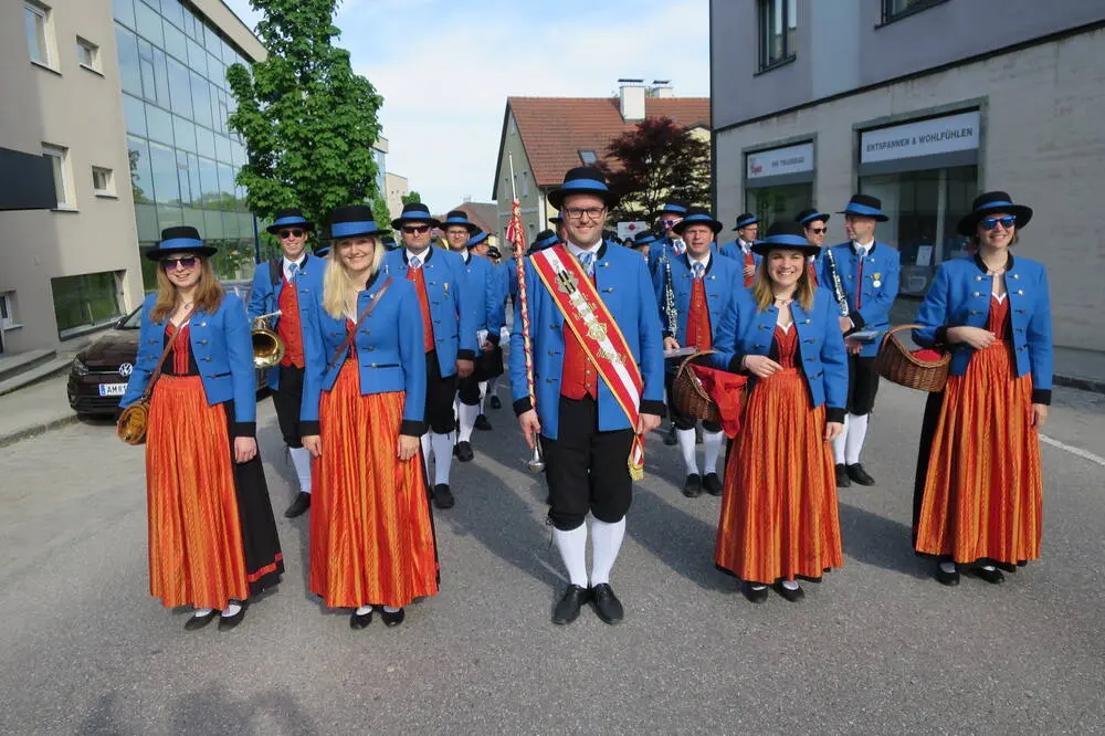 Stadtkapelle Haag in Tracht beim Marschieren
